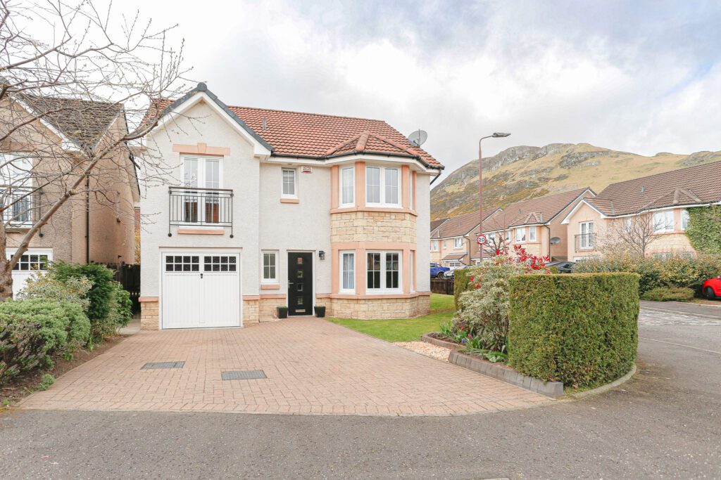 Pine Crescent, Menstrie, FK11 Halliday Homes